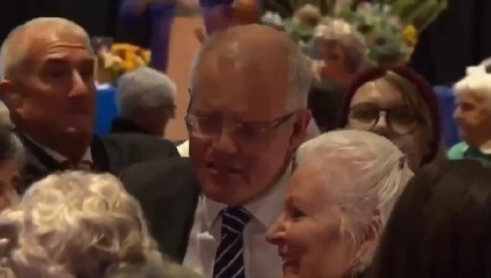 Prišunjala se premijeru iza leđa, a onda uradila nešto krajnje neočekivano! Zbunjeno bilo i obezbeđenje (VIDEO)