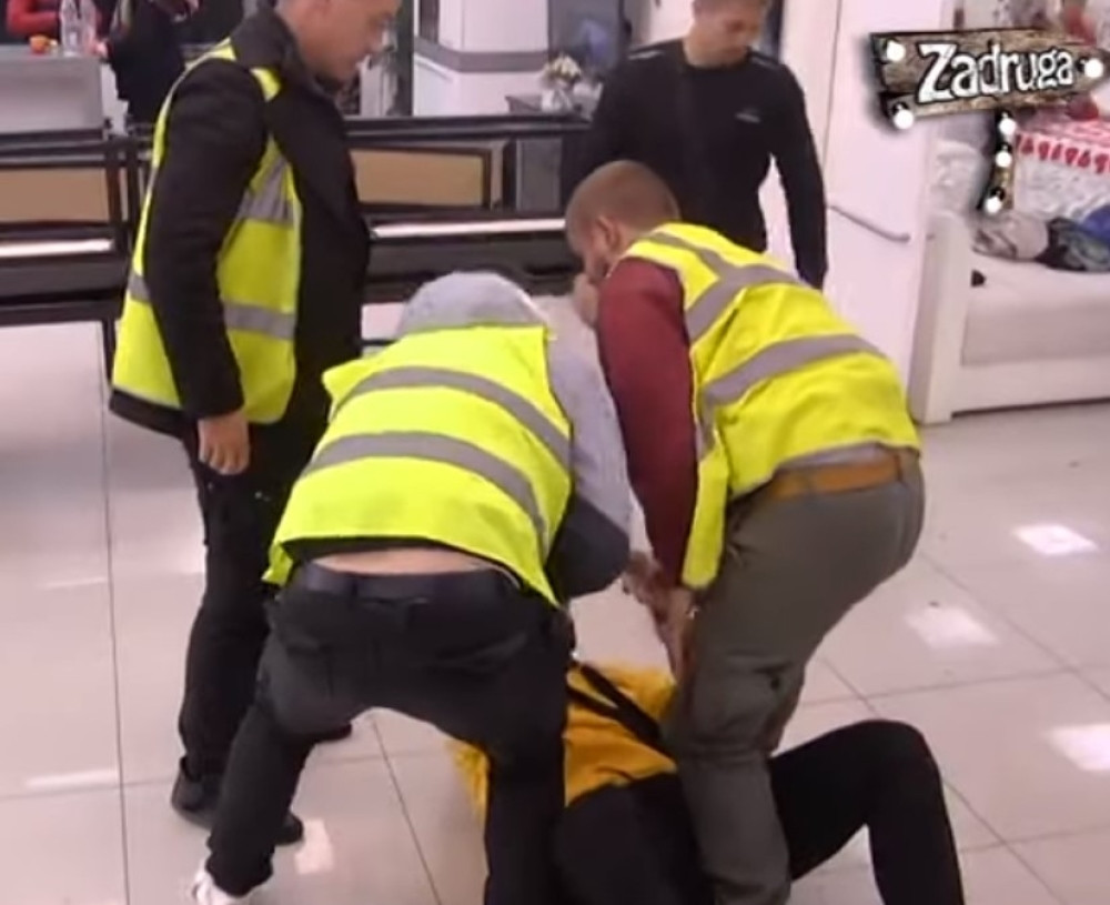 Prekinut program zbog BRUTALNOG napada! Zadrugar udario na Staniju, obezbeđenje ga oborilo na pod! (VIDEO)