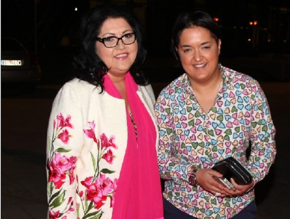 Majka Marije Šerifović radi u poslastičarnici: Mušterije ZANEME kad vide da ih Verica uslužuje! (FOTO)