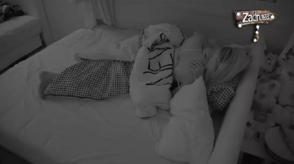 S*ks pred PUNOM SOBOM! Napustili žurku pa CELU NOĆ tresli krevet bez blama!