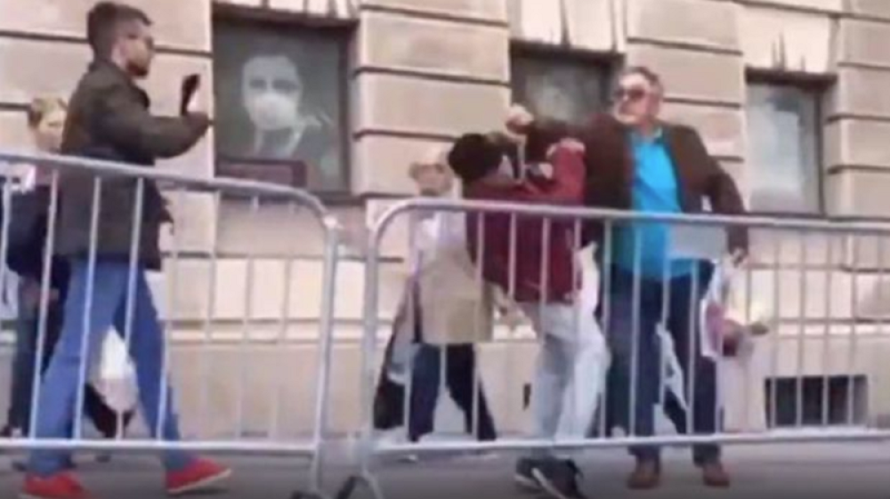 Pristalice Bastaća nasrnule na građane, jedan pljunuo prolaznika, ali je sve GORKO ZAŽALIO! (VIDEO)