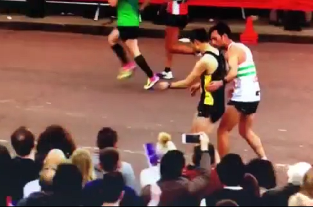 Takmičar na 42. kilometru ODUSTAO i pomogao kolegi! Prinčevi ih gledali, nisu verovali svojim očima (VIDEO)