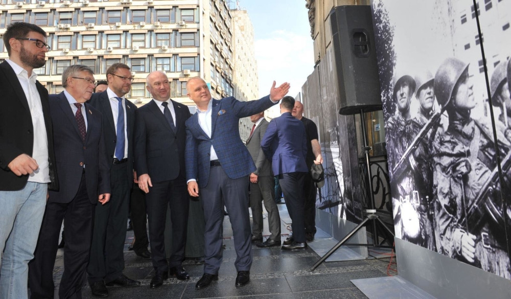 Povodom Dana pobede nad fašizmom u Drugom svetskom ratu otvorena je izložba "Herojska vremena" u centru Beograda!