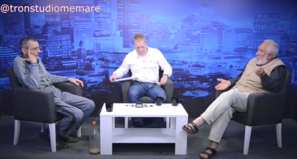 Teša spustio ruke između nogu besomučno tražeći nešto, trudio se da napipa, gosti se hvatali za glavu! (VIDEO)