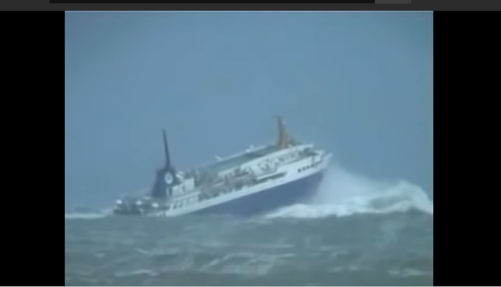 Vetar nosio krovove i stabla, a od plaže nije ostalo BUKVALNO ništa! (VIDEO)