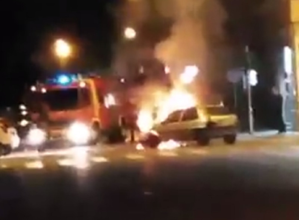 Sudar dva automobila u Pančevu, jedan POČEO DA GORI ! Svedok pokušao da ugasi požar, ali bezuspešno! (FOTO)