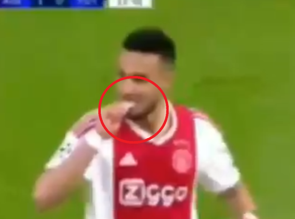 Dvojici fudbalera Ajaksa DODATE KESICE NA TERENU! Konzumirali iz njih, a zatim PALI (FOTO)