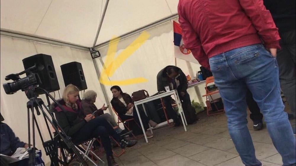 Najbliže saradnice Marka Bastaća usred radnog vremena dežuraju u šatoru opozicije