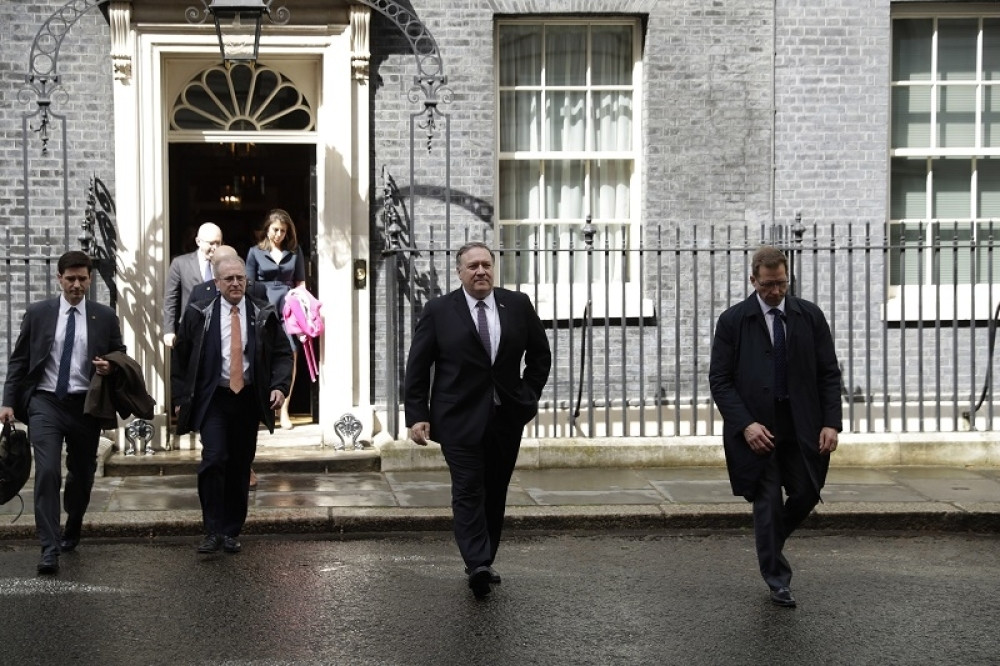 Na zidu vise pravoslavne ikone dok se on zabavlja u izolaciji