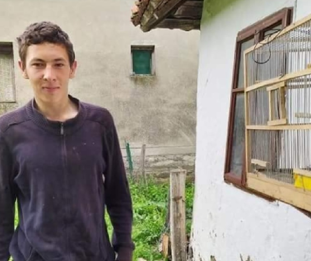 Milana (20) je odgajila baba, a sada je ostao i bez nje. Pogled na njegov frižider tera suze na oči (FOTO)