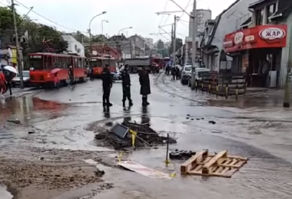 Poplava odnela put, znakovi plutaju po vodi! U OVOM delu Beograda gradski prevoz je u prekidu!