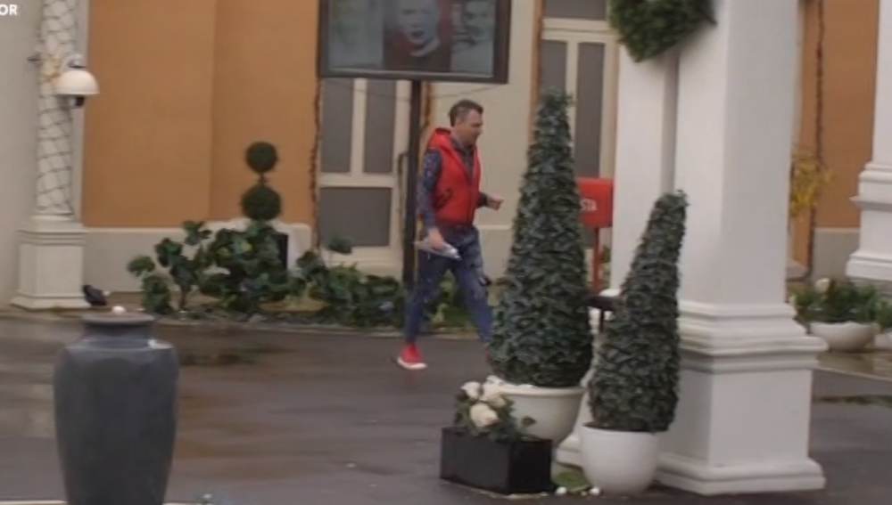 Voditelj pogođen usred emisije! Gađala GA ovim predmetom, zamantalo mu se u glavi!