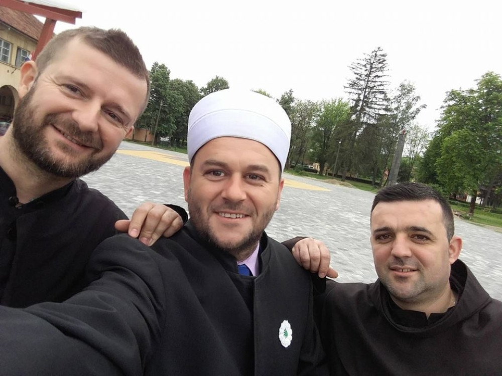 Imam Admir, fratar Ivo i paroh Željko došli u zabačeno mesto i postali najbolji prijatelji! Ne slažu se samo oko jednog! (FOTO)