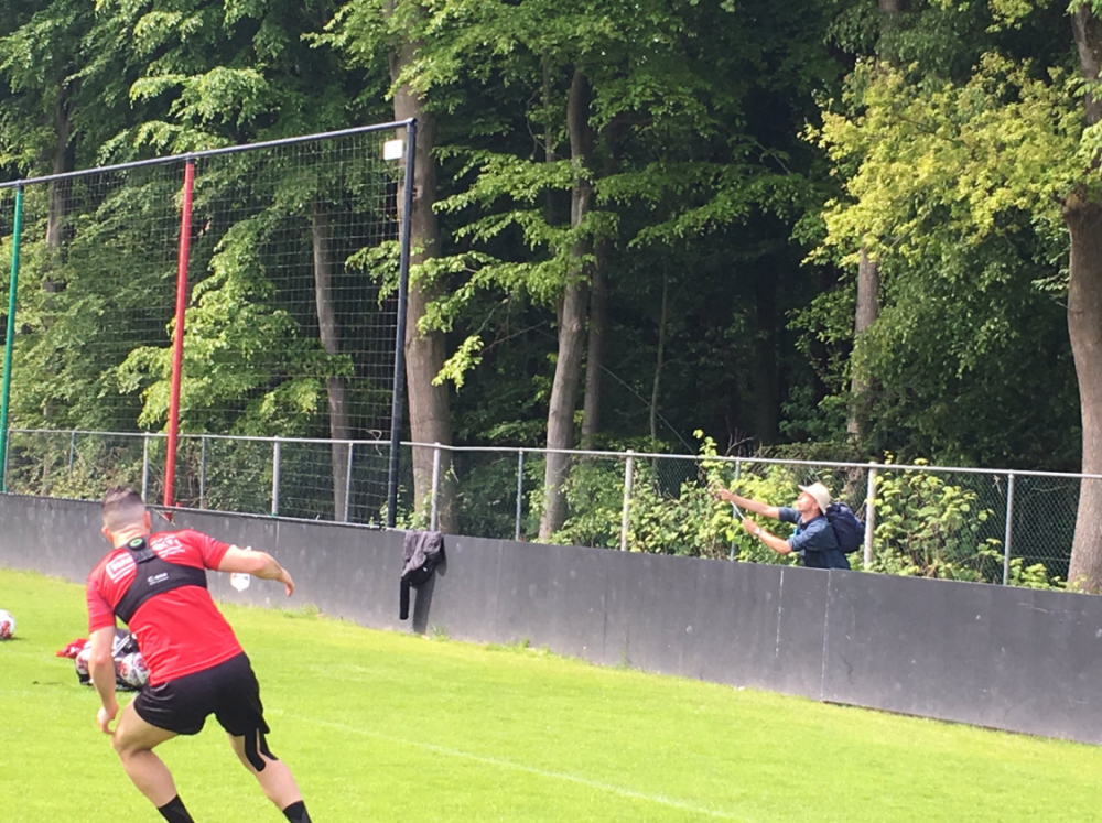 Došao na trening sa štapom za pecanje da bi ulovio fudbalske talente, a onda je usledila brutalna prozivka! (FOTO + VIDEO)