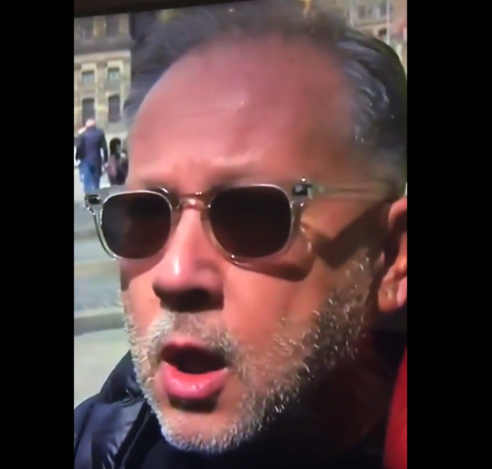 Euforični navijač upozorio ženu da će isprazniti njen račun! (VIDEO)