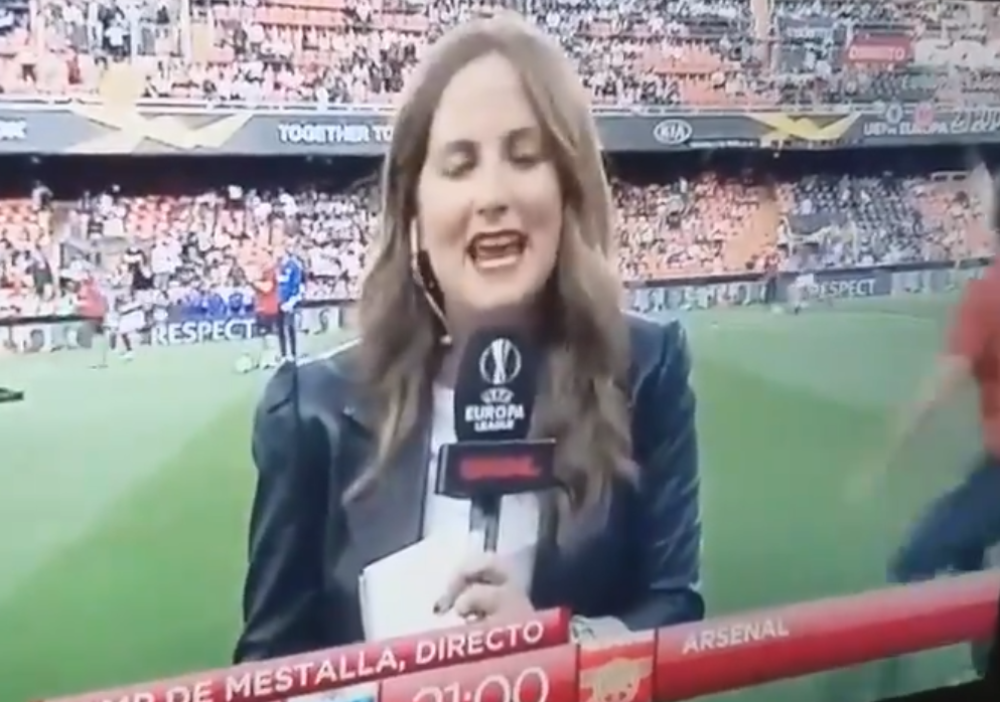 Fudbaler Arsenala napucao reporterku u glavu dok je izveštavala sa terena, od siline udarca završila na zemlji! (FOTO + VIDEO)