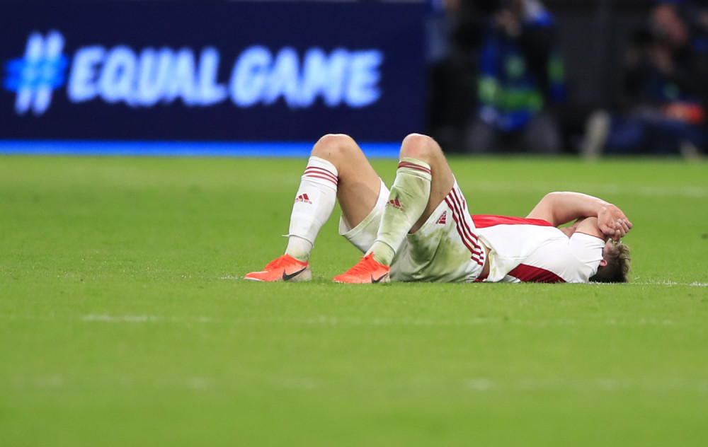 Odbrojavali pobedu voljenog tima, a onda je Moura u poslednjoj sekundi rastužio ceo kafić (VIDEO)