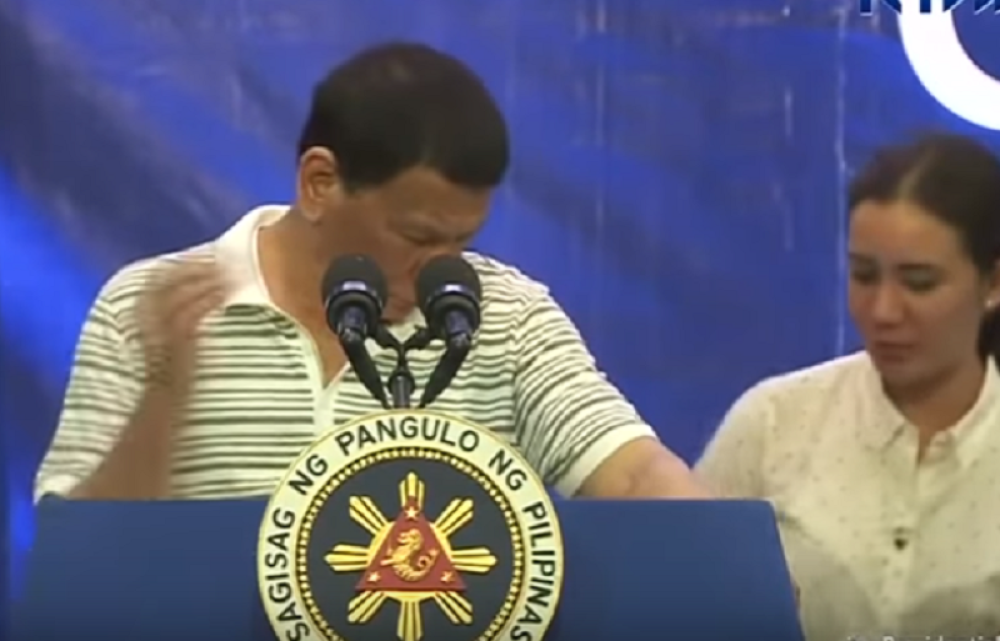 Duterte držao govor, a velika bubašvaba gmizala po njemu!