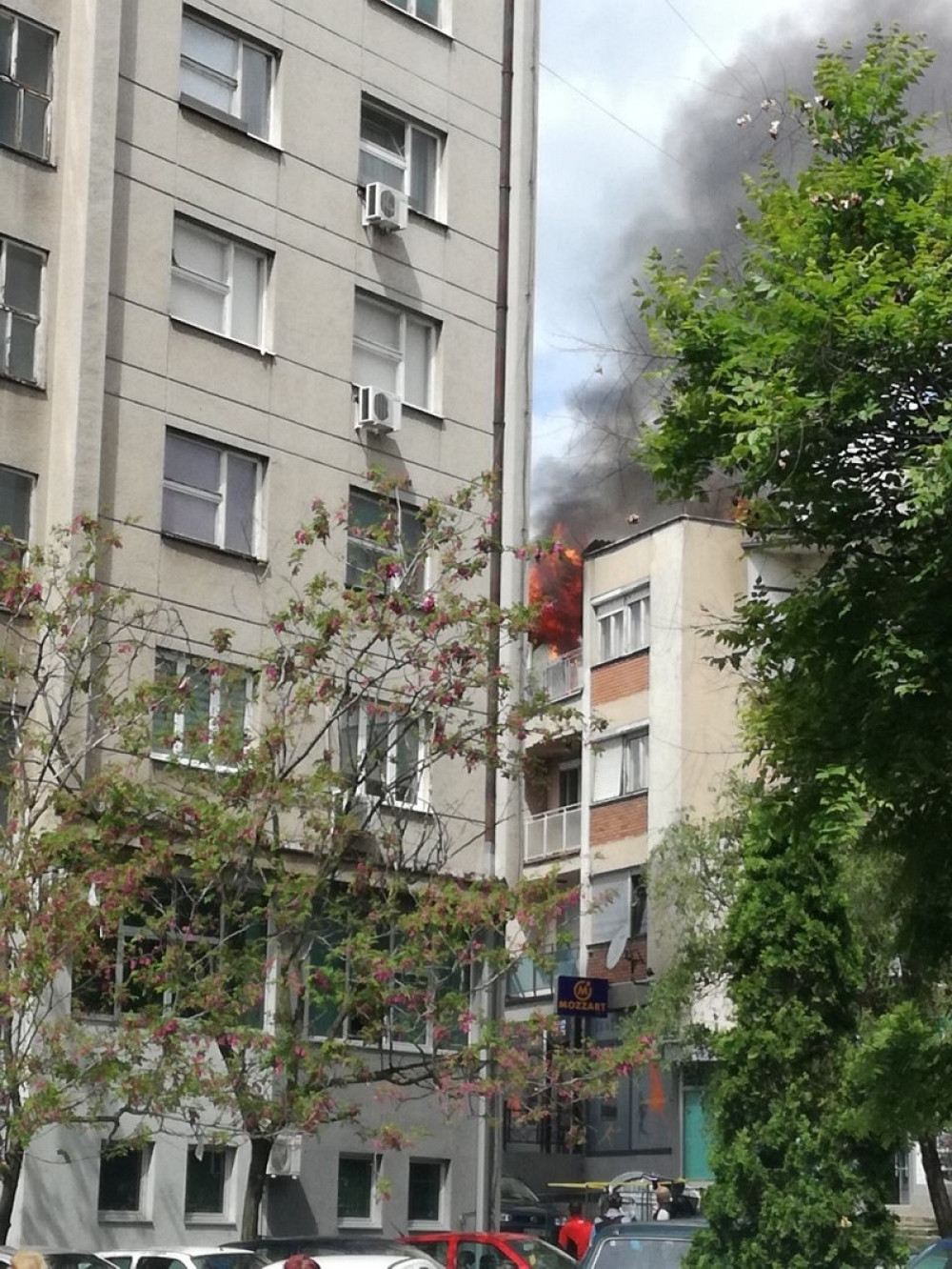 Zapalio se stan u centru Prokuplja, plamen šiklja kroz terasu! (FOTO)