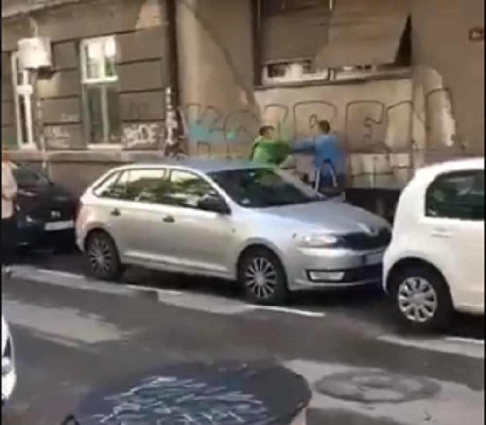 Dvojica mladića se pesničila u centru grada, a onda se začuo jezivi prasak!