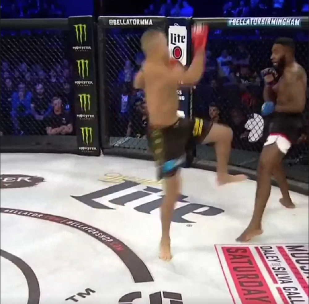 Nokaut godine! Okrenuo se za 720 stepeni i opalio protivnika koji je od udarca ostao bez svesti! (VIDEO)