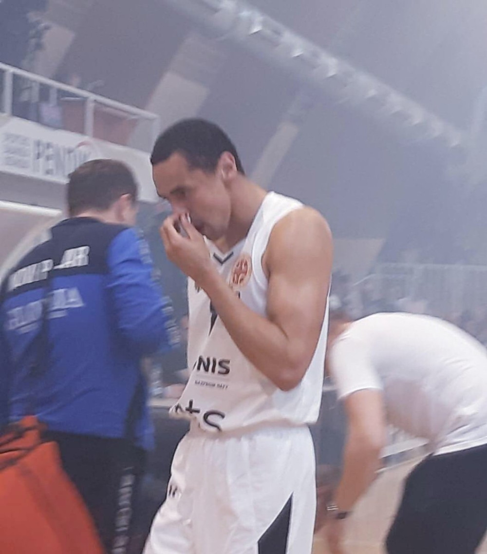 Skandalozni transparenti, Pejdž nokautiran, PREKID, na kraju Partizan pobedio u Novom Pazaru! (FOTO)