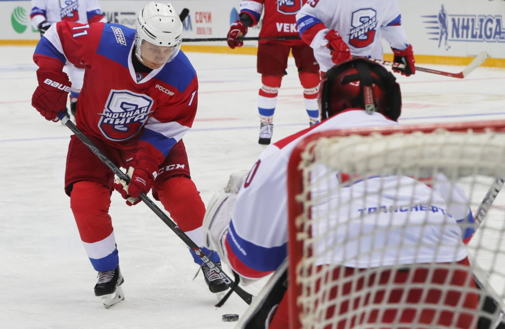 Vladimir Putin dao 10 golova na utakmici sa hokejaškim zvezdamai! (FOTO)