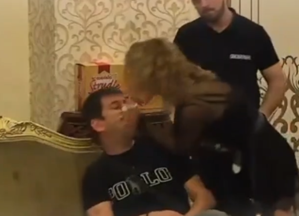 Ivana Marinkovića devojka ISPREBIJALA UŽIVO u programu, krvnički ga udarala! (VIDEO)