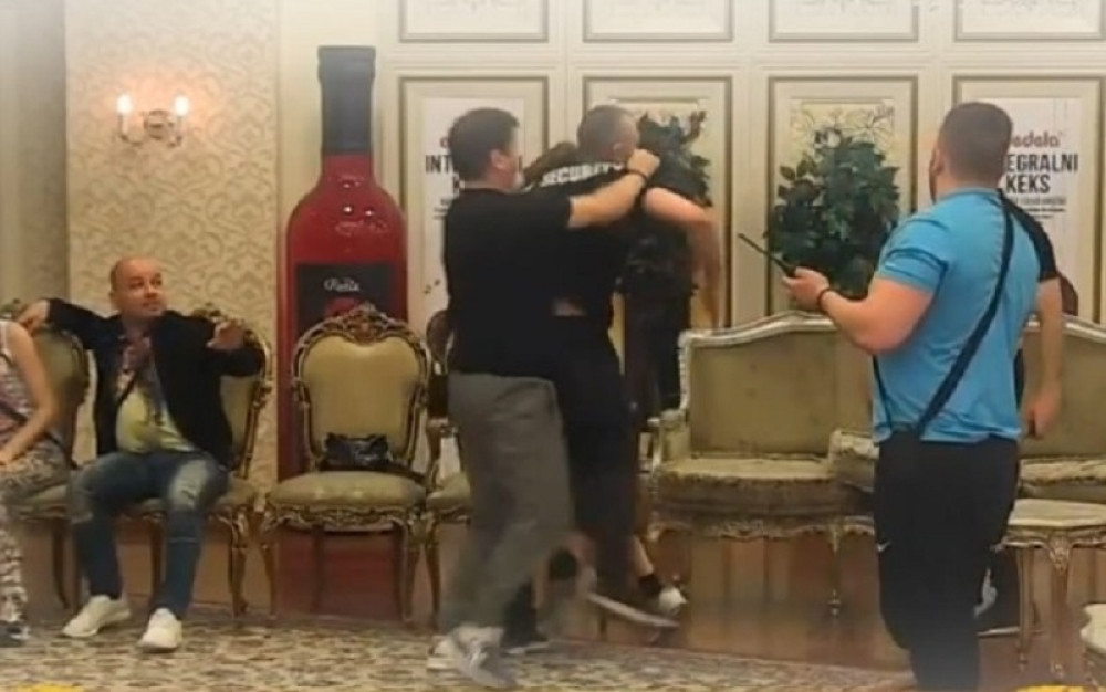 Skandalozna tuča u Parovima! Devojka POVREĐENA, nastradalo i OBEZBEĐENJE! (VIDEO)