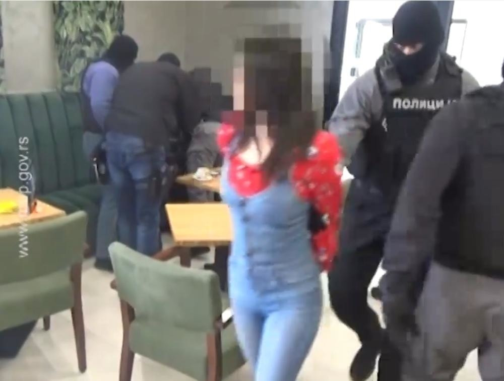 Pogledajte specijalce kako hapse i sa lisicama izvode jednu devojku!