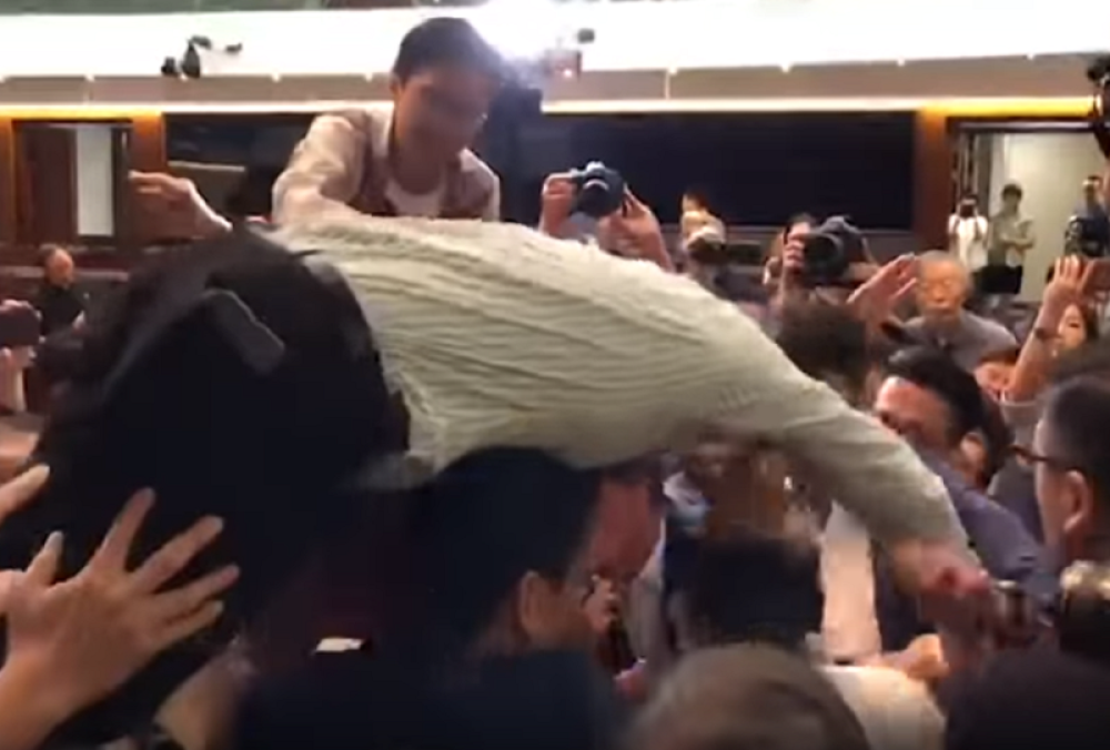 Političari skakali po stolovima, a onda se žestoko pokrvili! Ima i povređenih!