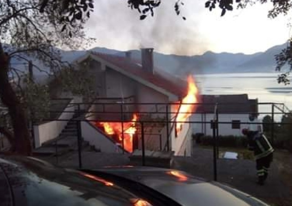 Eksplozija u kući, sveštenika zahvatio plamen! Jakov Jurendić životno ugrožen, prevezen u Klinički centar (FOTO)