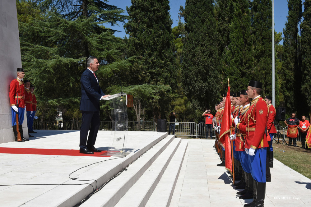 Njegov teror mora biti zaustavljen! Ustala Crna Gora: Đukanoviću, vaše zanimanje je - OTIMANJE!