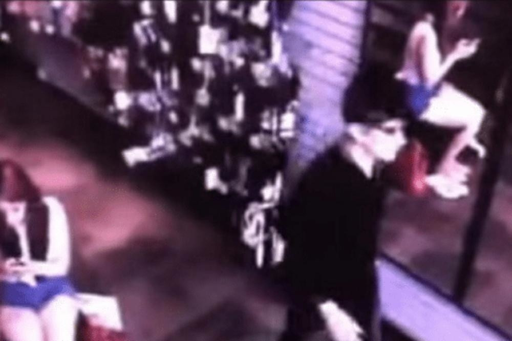 Ljudi su prolazili pored ogledala, a onda se pojavio čovek u crnom! Niko ne može da objasni šta se potom desilo!