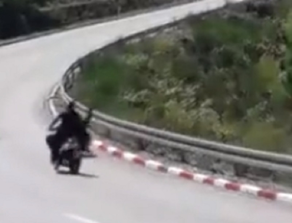 Pijani Crnogorac bauljao po putu, a onda je naišao motocikl! Zbog onoga što se zatim desilo gore društvene mreže! (VIDEO)
