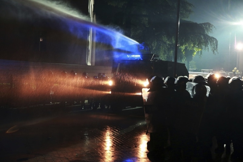 Sa maskama na licima bacali MOLOTOVLJEVE KOKTELE, desetine povređeno, policija se povukla na poslednju liniju! (FOTO)