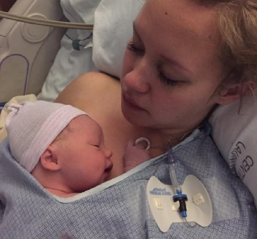 Ostala trudna sa 18, otac bebe umro u snu, a onda je sina dala na usvajanje. Posle 2 godine snimila mu je OVO (FOTO, VIDEO)