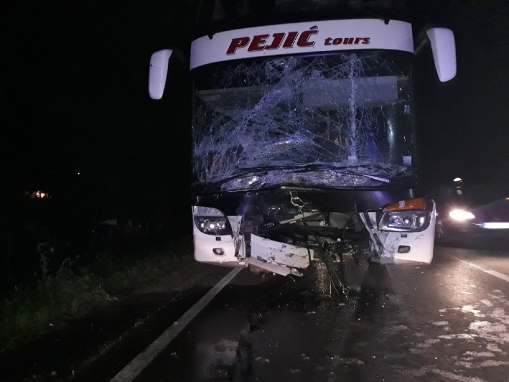Vatrogasci su izvukli mrtvu Milku, a njen Aco je bio živ: Potresna svedočenja očevidaca saobraćajne nesreće u kojoj su stradali majka i sin!
