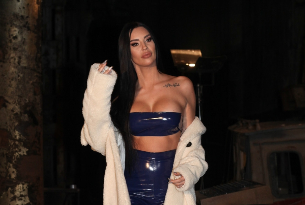 Katarina Grujić pokazala kako se zateže: Pevačici sevala butina i s*ksi guza! (FOTO)