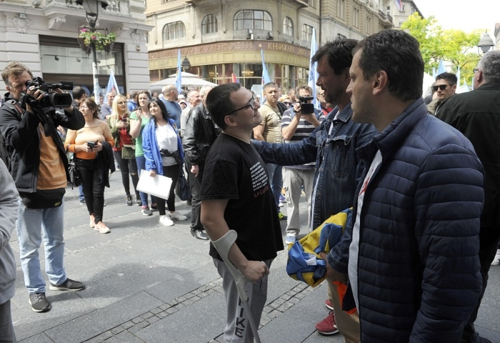 Napoznati muškarac sa štakama nasrnuo na pristalice POKS-a, vikao "Fašisti! Živeo Tito", pa umalo dobio BATINE! (FOTO)