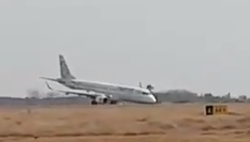 Krenuo da spušta avion, kada su mu otkazali toćkovi, izveo je LUDAČKI MANEVAR i spasao sve putnike! (VIDEO)