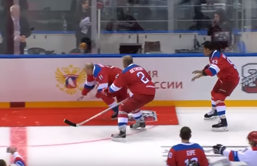 Putin izrešetao protivničke golove, pa završio na ledu prilikom proslave (VIDEO)