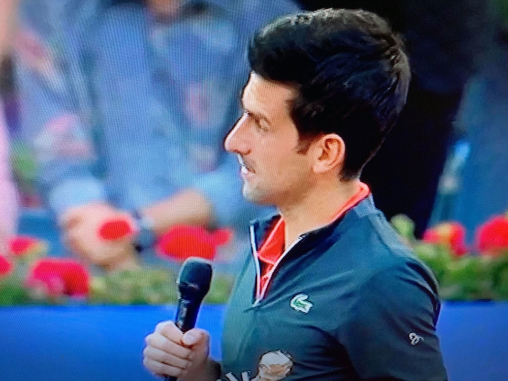 Uzeo je mikrofon i onda je nastao šou, Đokovićeva meta je bila njegov dobar drugar! (VIDEO)