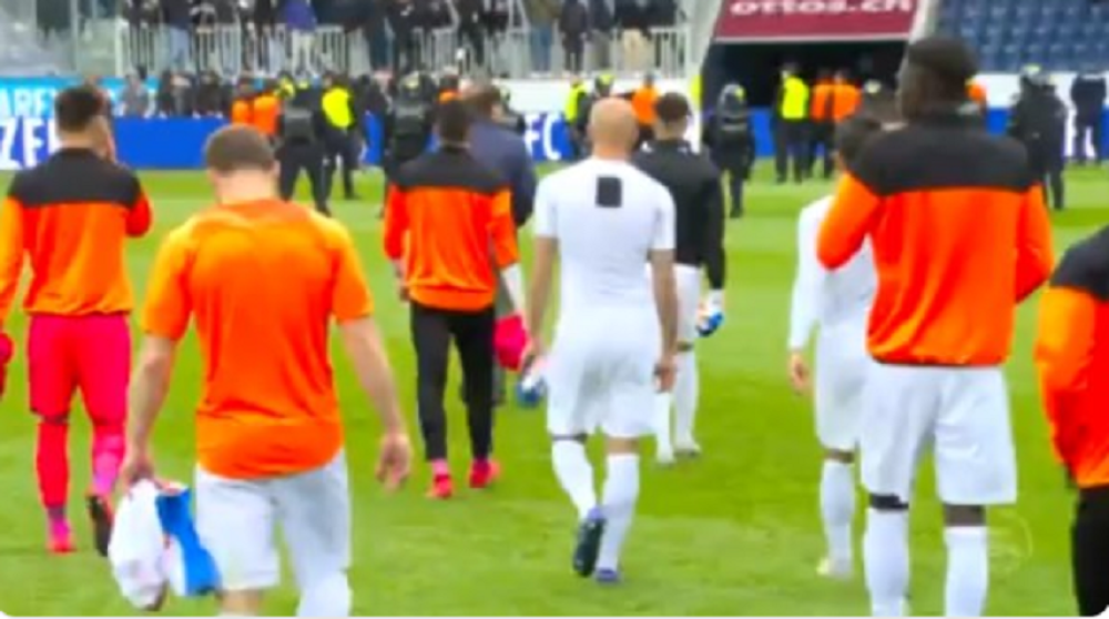 Ubedljivo gubili pa probudili gnev navijača, u toku utakmice ostali samo u gaćama! (FOTO + VIDEO)