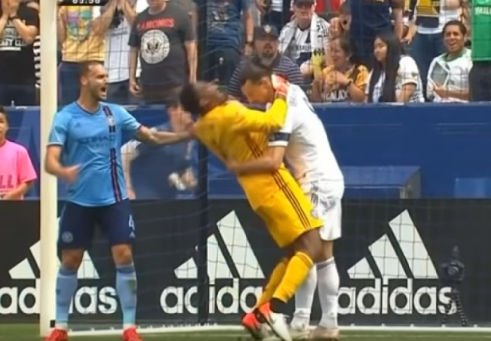 Ko se kači sa Ibrom, završi na zemlji! (VIDEO)