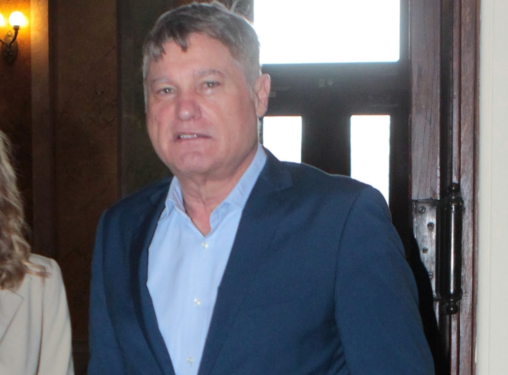 Povezivali su ga sa mnogim slavnim lepoticama, ali on se samo jednom ženio!