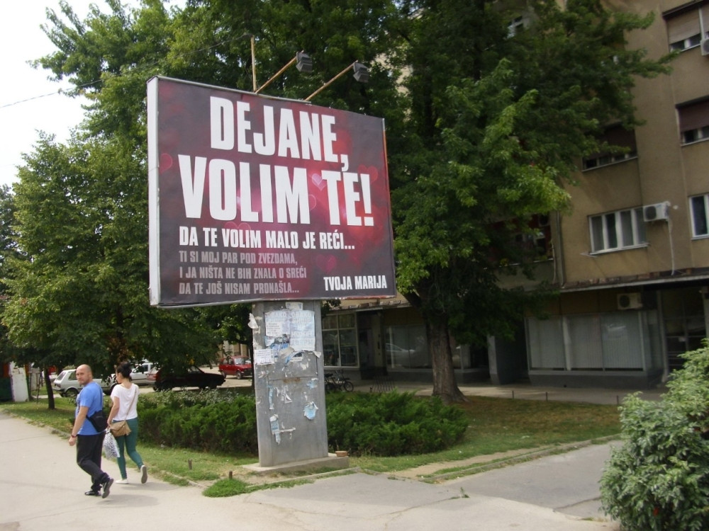 Ceo Leskovac gleda u čudu poruku jedne Marije njenom dečku Dejanu!