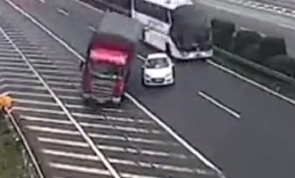 Sudarila se tri kamiona, ima mrtvih, povređeni na sve strane! Krvave scene strave i užasa!