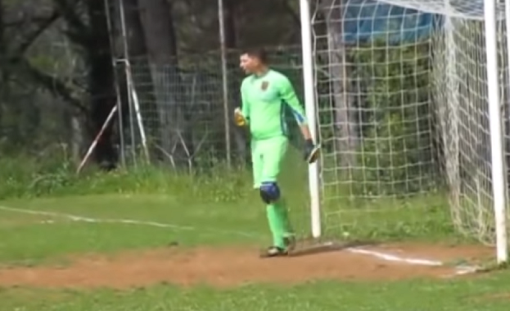 Pas uleteo na teren, a ono šta je uradio golman nasmejalo je čitav region! (VIDEO)