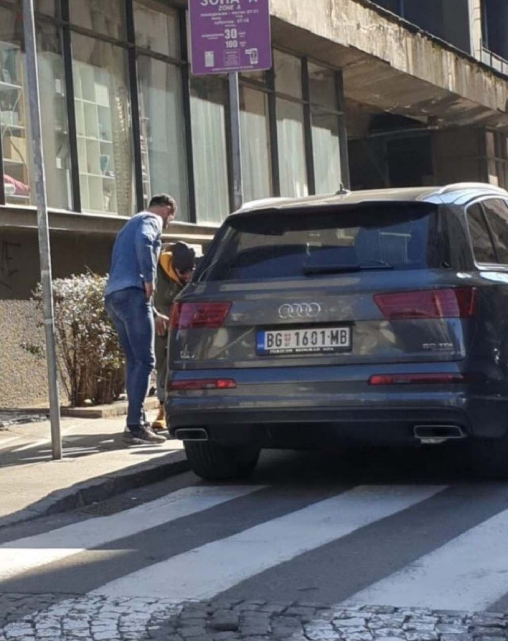 Parkirao besan automobil, pa otišao pod šator, a onda je počeo da govori reči zbog kojih svi gledaju SAMO U NJEGA! (FOTO)